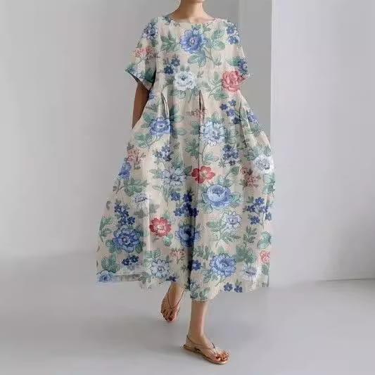 Robe longue en lin écru fluide avec un imprimé floral dans des nuances de bleu, rose et vert, conçue dans une silhouette grande taille à coupe A.
