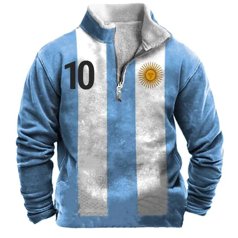 Suéter para hombre de media cremallera con cuello de borrego en lana polar azul y blanco a rayas, con textura desgastada, con el número 10 en negro en el lado izquierdo del pecho y emblema del sol de Argentina bordado cerca del cuello derecho.