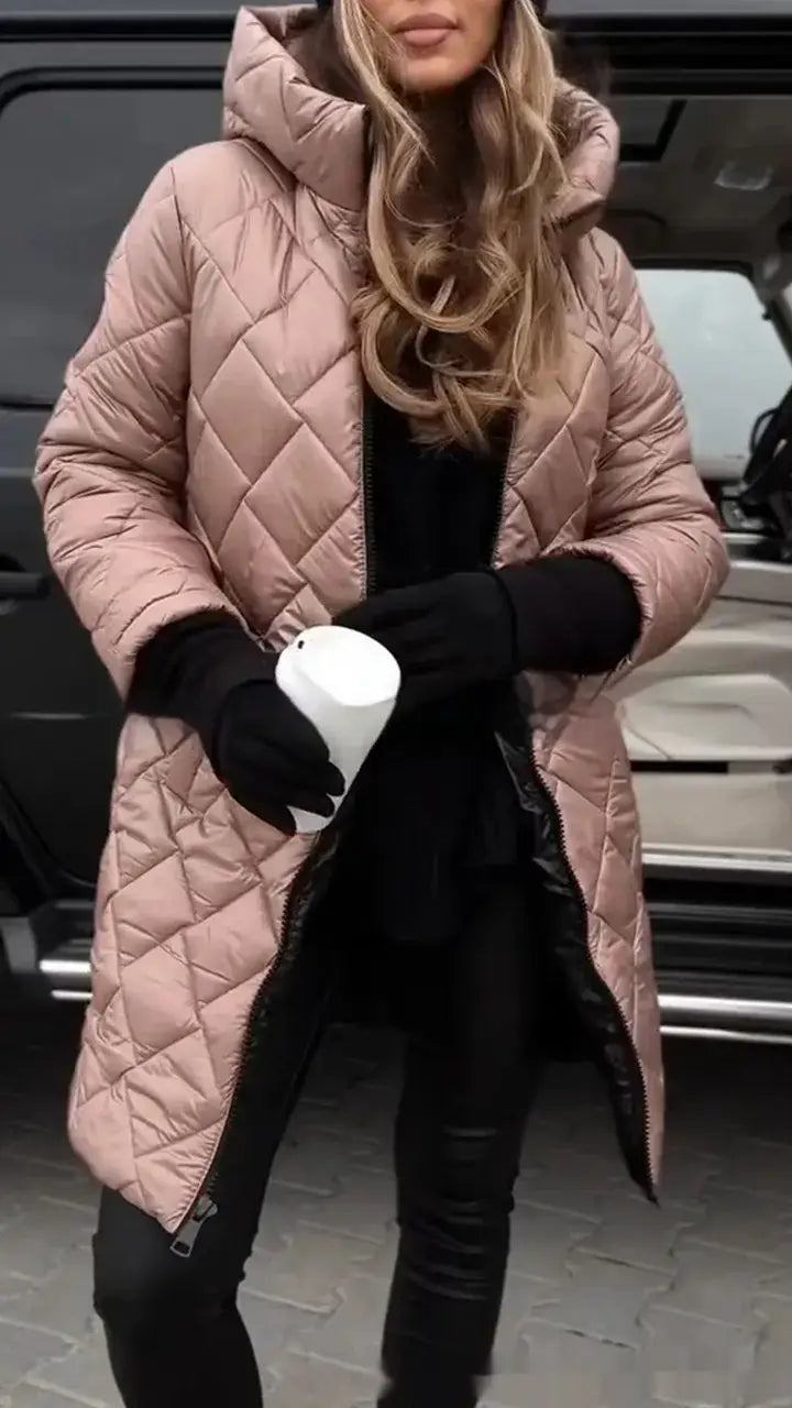 Ein rosafarbener gesteppt wattierter Puffer-Mantel für Damen mit Kapuze und schwarzen Zipper-Details.