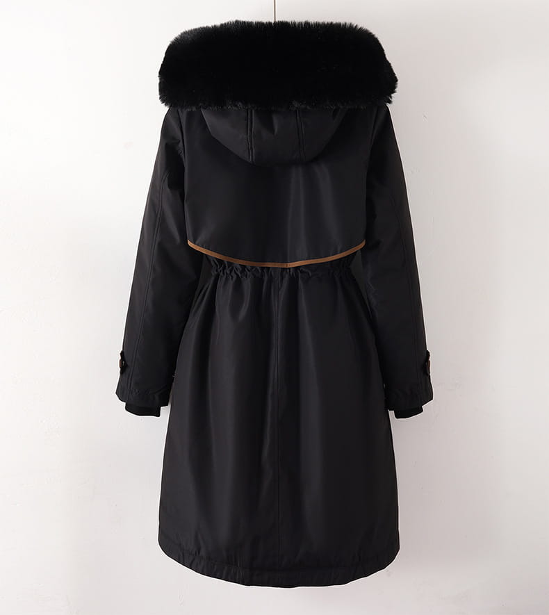 Schwarze Damen-Winterfelljacke mit Kapuze und wattierter Polsterung mit einer plüschigen Fell-innenkapuze und dezentem goldfarbenem Zierbesatz im Taillenbereich.