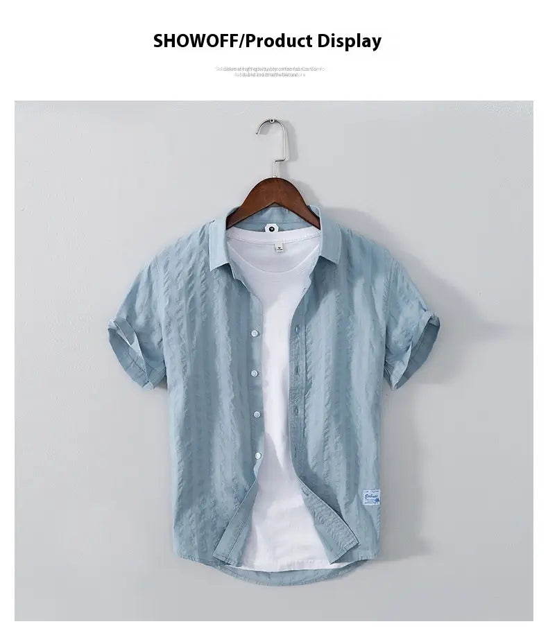 Kurzärmliges Baumwollhemd im lässigen Stil in hellblau gestreift, mit dezentem Strukturstoff und einem kleinen Markenlabel auf der unteren linken Seite.