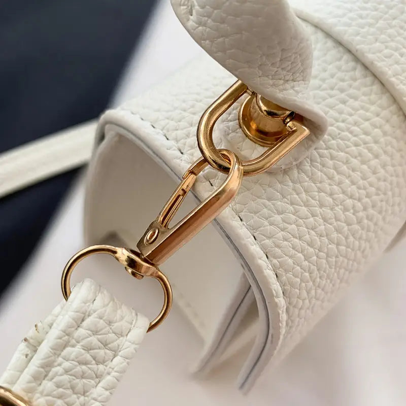 Weiße, strukturierte Kunstleder-Ketten-Umhängetasche Mini-Handtasche mit goldfarbenem Metallbeschlag
