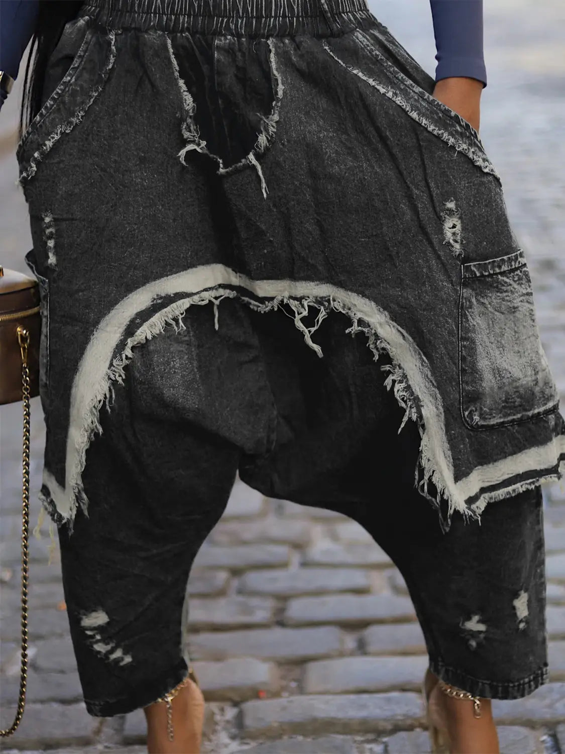 Schwarze, bestickte Patchwork-Jeans-Haremshosen mit ausgefransten Kanten und Detail einer weißen Zierkante.
