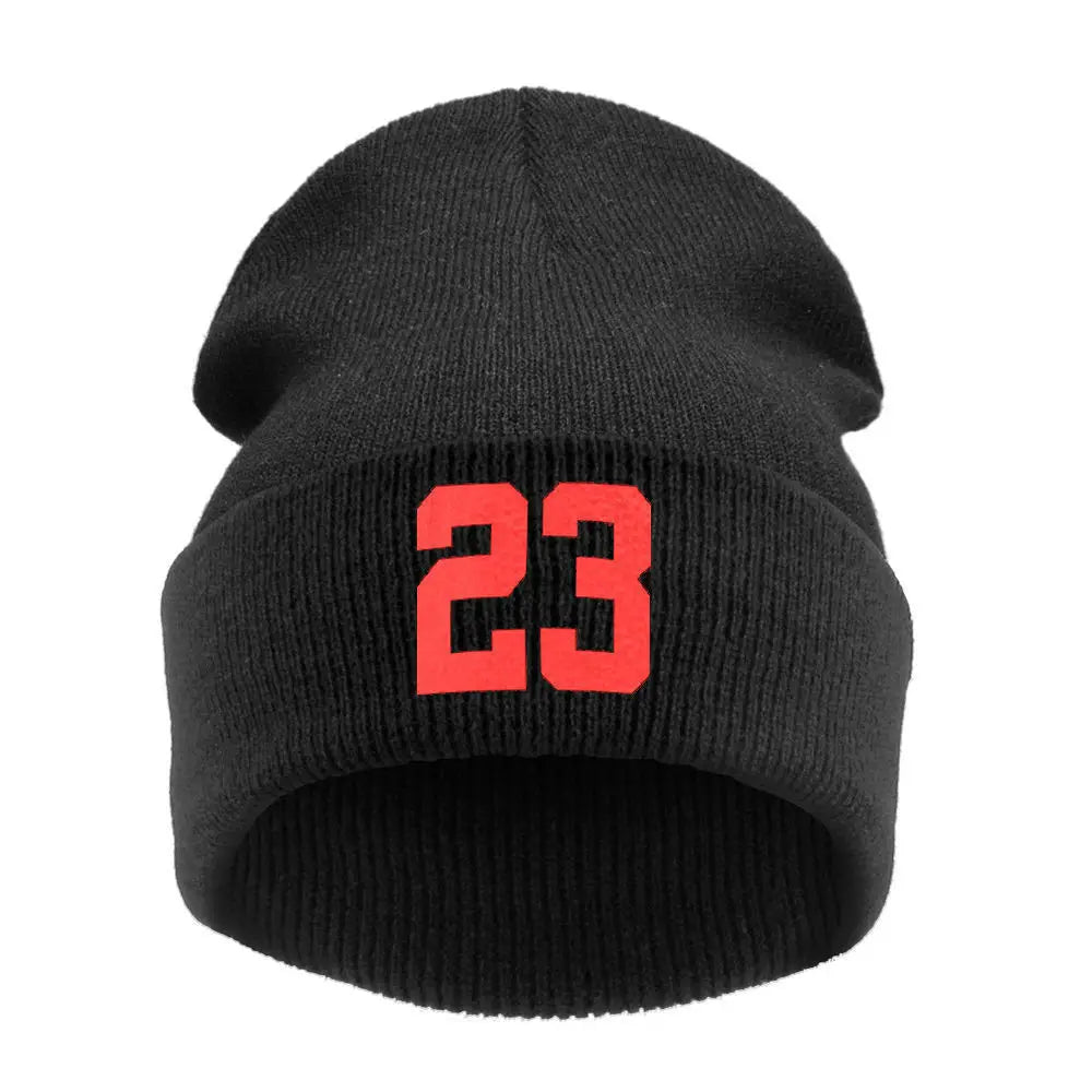 Bonnet en maille noir avec numéro 23 brodé en rouge, audacieux, sur le devant : un accessoire d’hiver élégant et chaleureux.