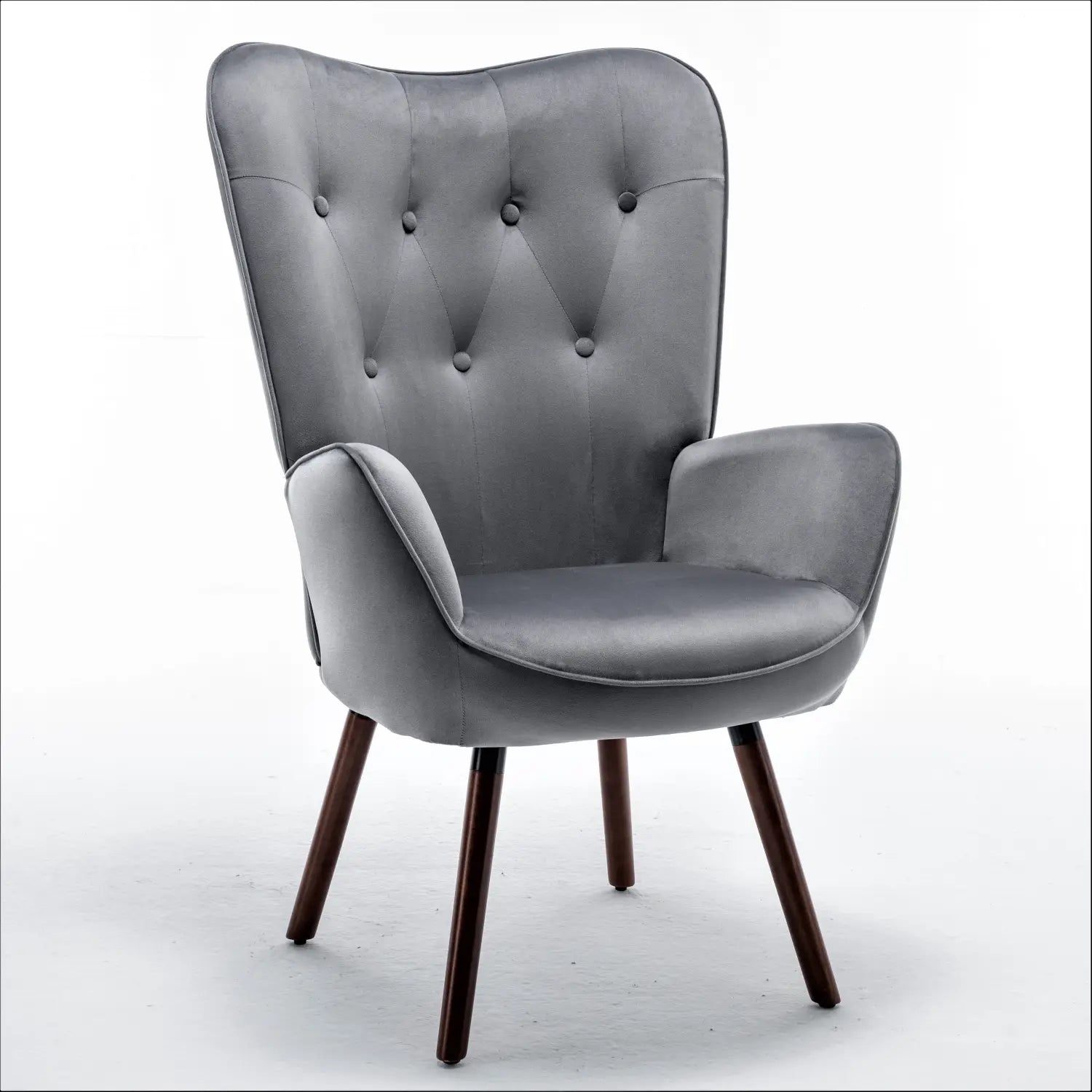 Mid-Century-Wingback-Akzentstuhl mit grauem Samtbezug, gepolstertem Rücken, und dunklen Holzbeinen.