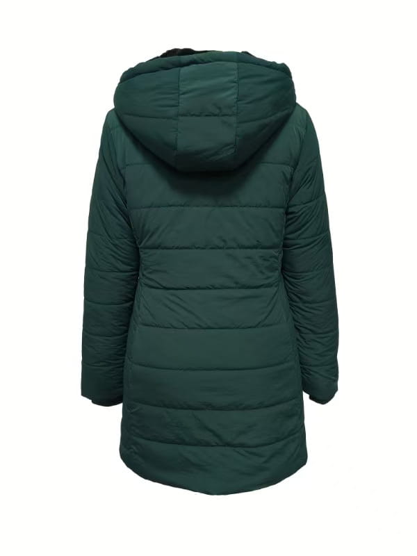 Dunkelgrüne wattierte Winterjacke mit Kapuze und plüschig ausgekleideter Kapuze sowie horizontalen Steppnähten, für Damen konzipiert.