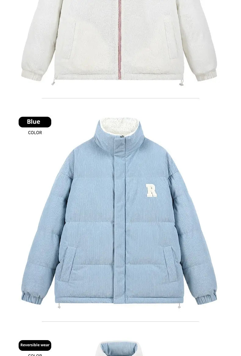 Hellblaue Cord-Pufferjacke, warm gefüttert, mit weiß besticktem r auf der Brust und kuscheligem weißem Innenfutter.