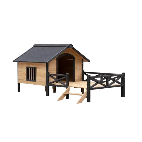 Grande niche en bois pour chien avec porche, dotée d’une structure en bois brun clair, d’un toit noir, d’une entrée cintrée et d’une terrasse attenante avec des marches.