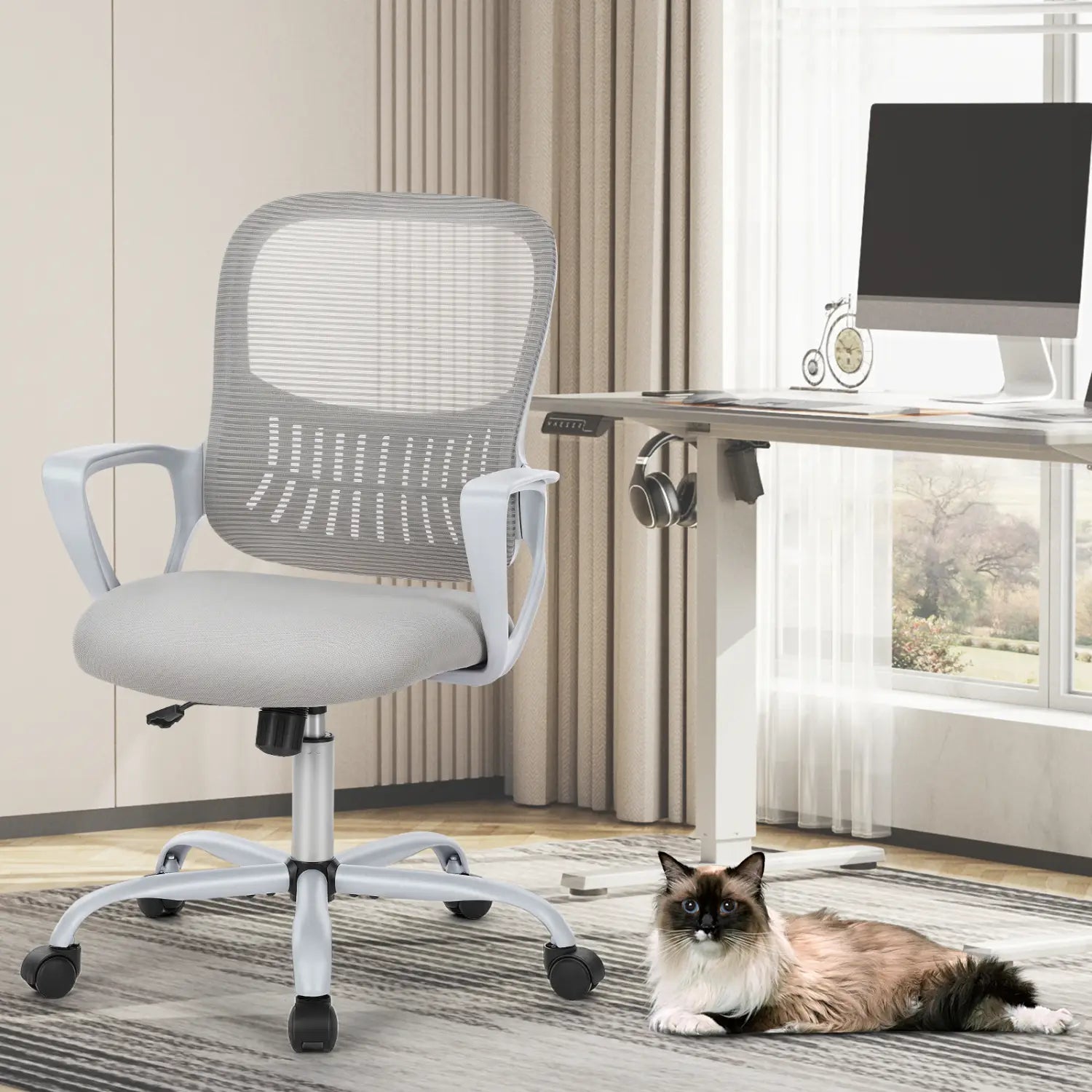 Chaise de dessin ergonomique à hauteur élevée, tabouret pour bureau debout, avec assise en maille grise, accoudoirs en plastique blanc et piètement en métal argenté pour un usage professionnel.
