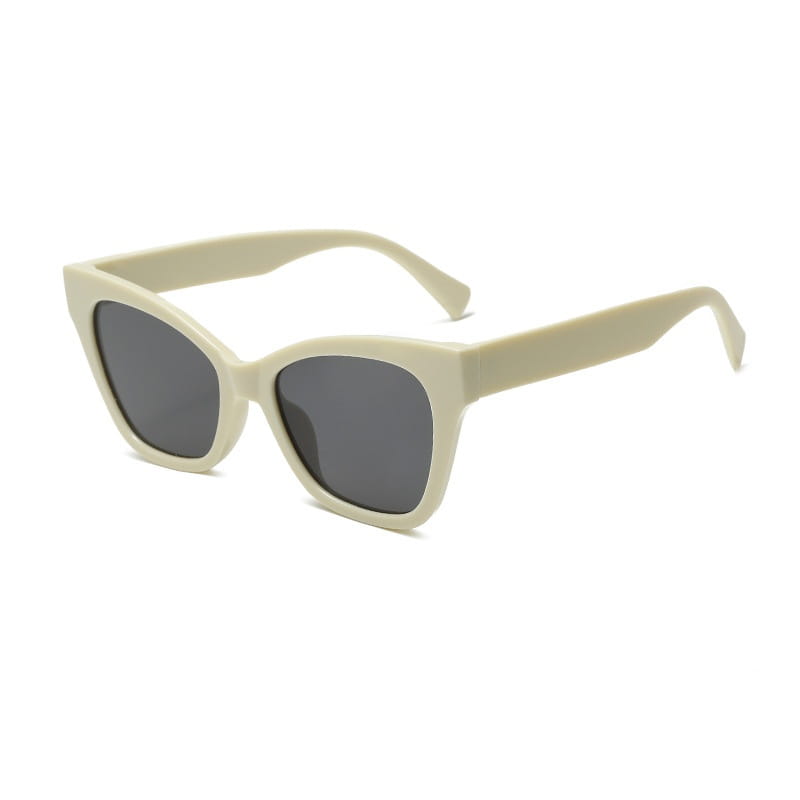 Gafas de sol de moda retro con forma de ojo de gato color crema con lentes de protección UV gris oscuro y un acabado mate liso.