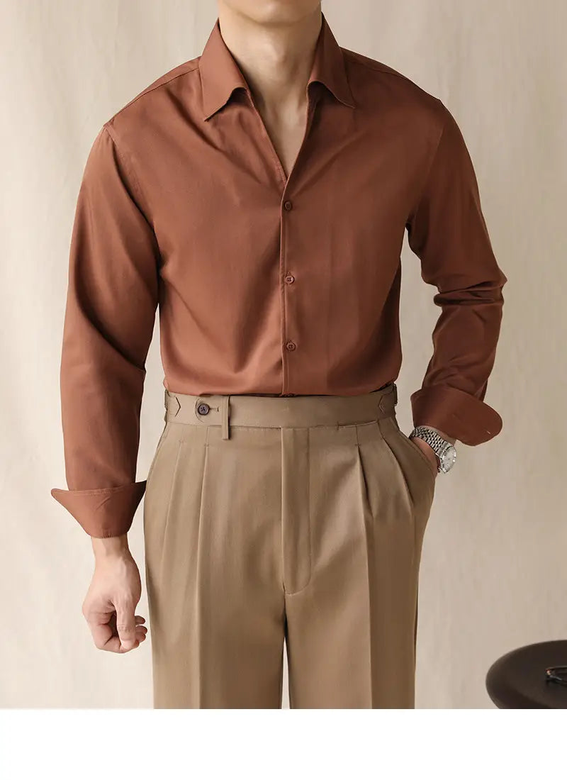 Ein elegantes Herren-Oberteil aus Satin in rostfarbenem Ton mit Ein-Kragen, langarm im Business-Stil, mit klassischem Kragen und ordentlich gefalteten Manschetten.