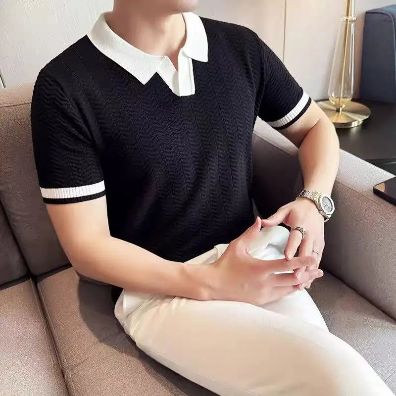 Ein schwarzes, strukturiertes Eisseiden-Feinstrick-Poloshirt mit weißem Kragen und Ärmelsaum für die Sommerzeit.