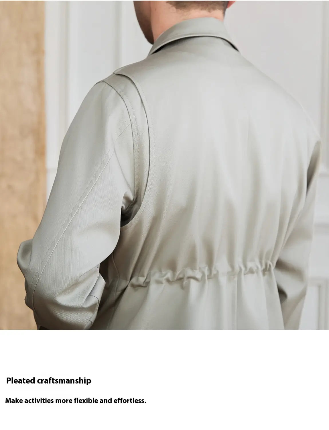 Elegante hellgraue Herren-Lyocell-Mischung Utility-Safarijacke mit tailliertem Schnitt und dezenten Falten entlang der Rückseite, dargestellt von der Rückansicht.