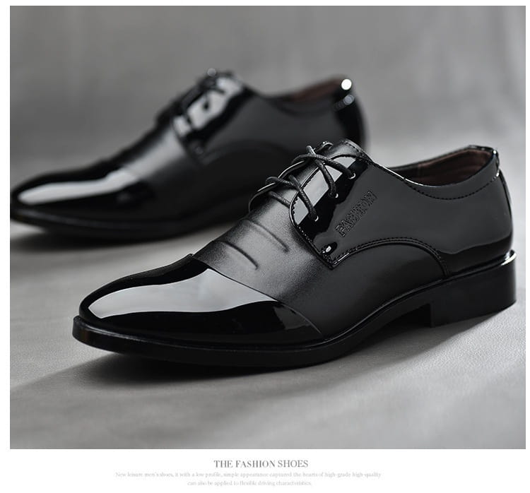 Herrenü Oxford-Ledershice im britischen Stil mit spitzer Kappe aus schwarzem Lackleder, mit glanzvoller Oberfläche und kontrastierender matter Absatzkappe.