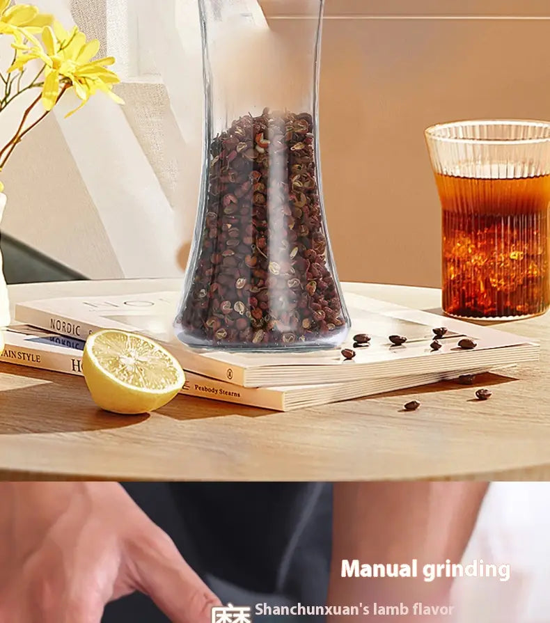Moulin à poivre en verre transparent rempli de grains de poivre brun foncé provenant d’un ensemble de moulin à poivre en acier inoxydable et en verre, pack de 4.