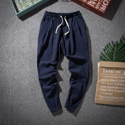 Herren-Slim-Fit-Jogger-Hose im tapered Schnitt aus dunkelblauem Baumwoll-Leinen mit weißen Kordeln, für den lässigen Alltag entworfen.