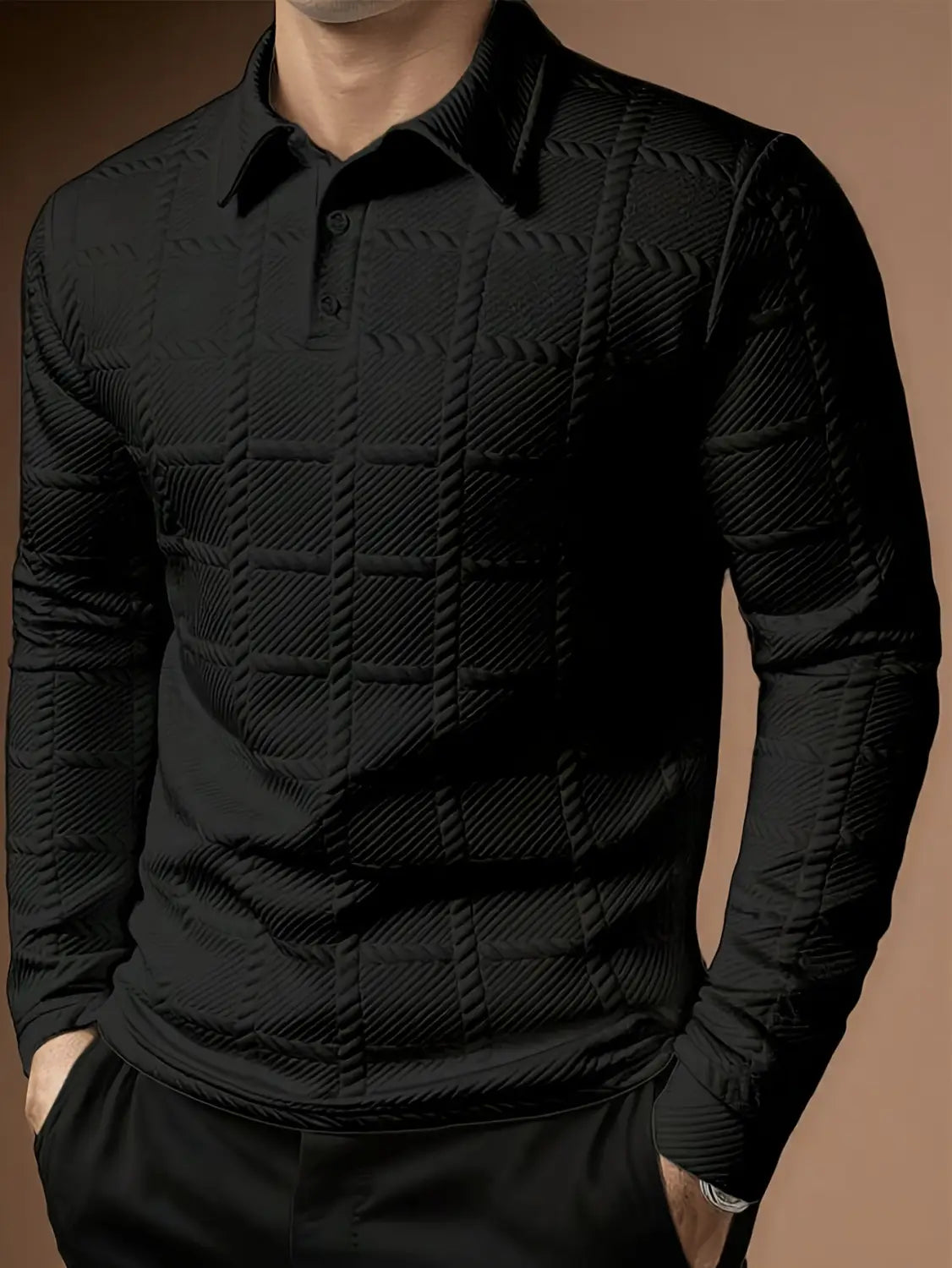 Camisa tipo polo de manga larga negra con un patrón acolchado texturizado en el cuerpo y las mangas, confeccionada con una tela suave para una comodidad con estilo