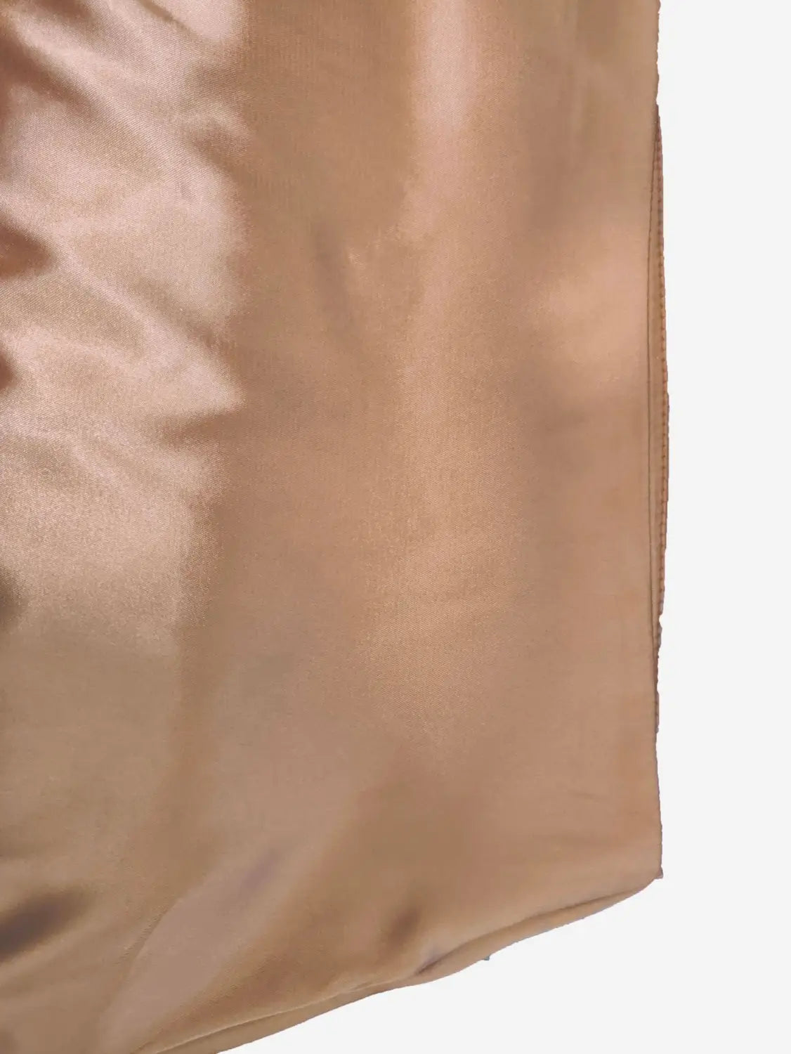 Ein weicher beiger Schal mit einer satinhartigen, glatten und leicht reflektierenden Oberfläche, passend zum Satinkleidrock (Midi) aus Seidenstoff in Roségold, hoch sitzend und fließend.