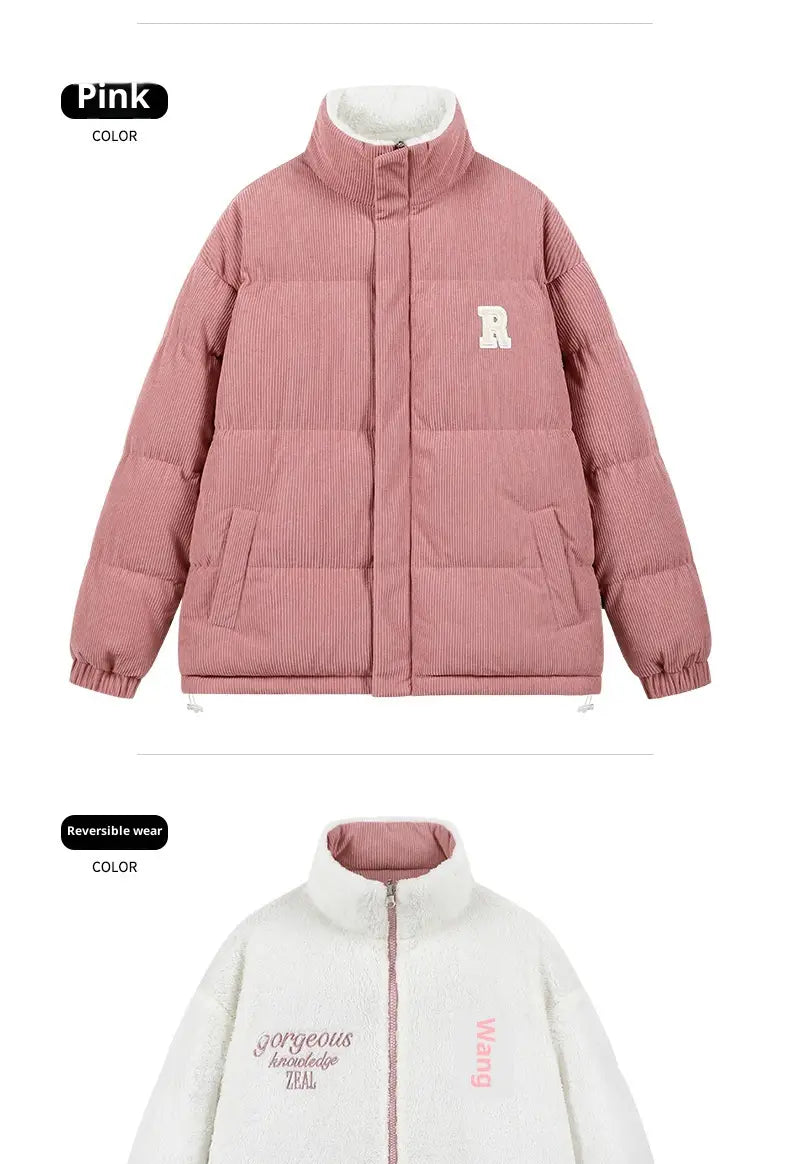 Rosafarbene Cord-Pufferjacke mit weißem Schriftzug auf der Brust und einem reversiblen, weiß gefütterten Innenbereich, entworfen für Wärme.