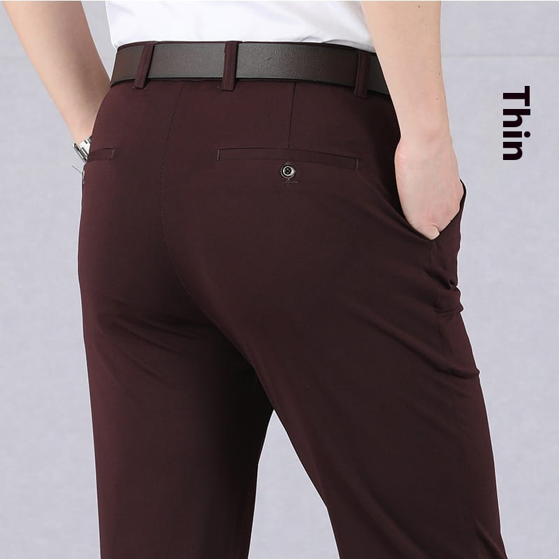 Herren-Slim-Fit-Eis-Seiden-Leichtgewicht-Anzughose aus dunkelbraunem Material mit glatter Oberfläche und dezenten Nähten.