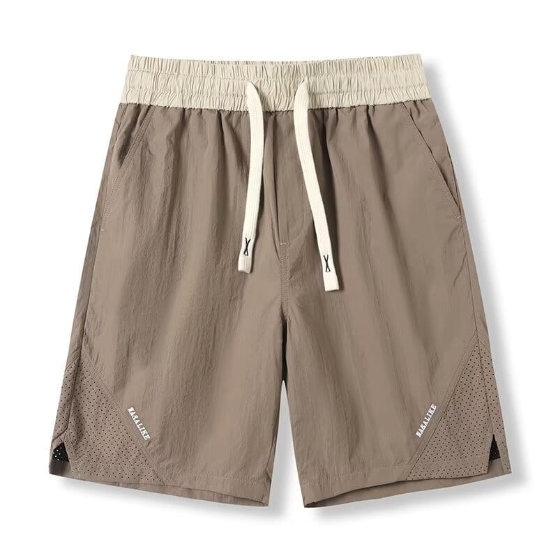 Shorts en nylon décontractés pour hommes, coupe droite, beiges, avec une ceinture à cordon et des panneaux latéraux perforés pour la respirabilité.