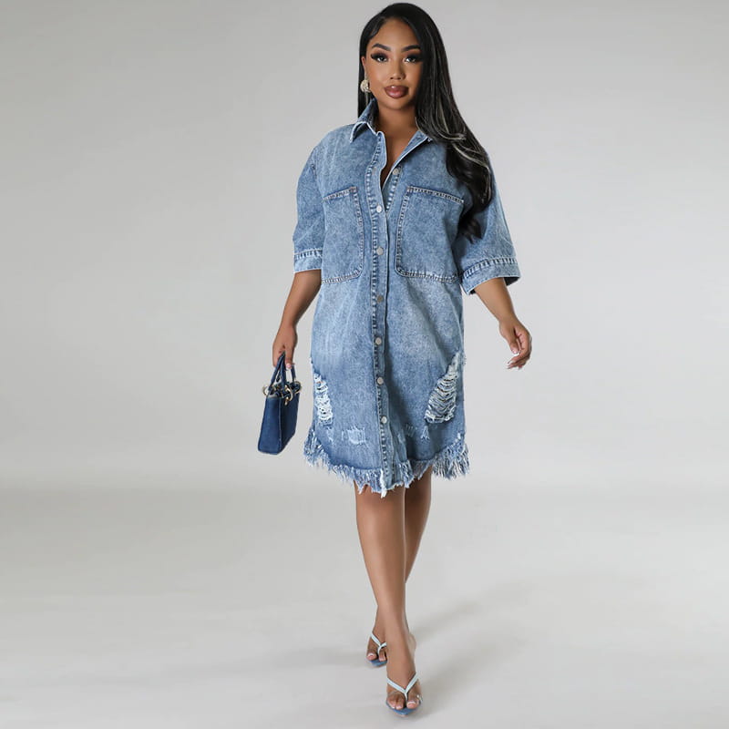 Robe chemise midi en denim bleu, avec détails abîmés et ourlet effiloché, pour un look décontracté et élégant.