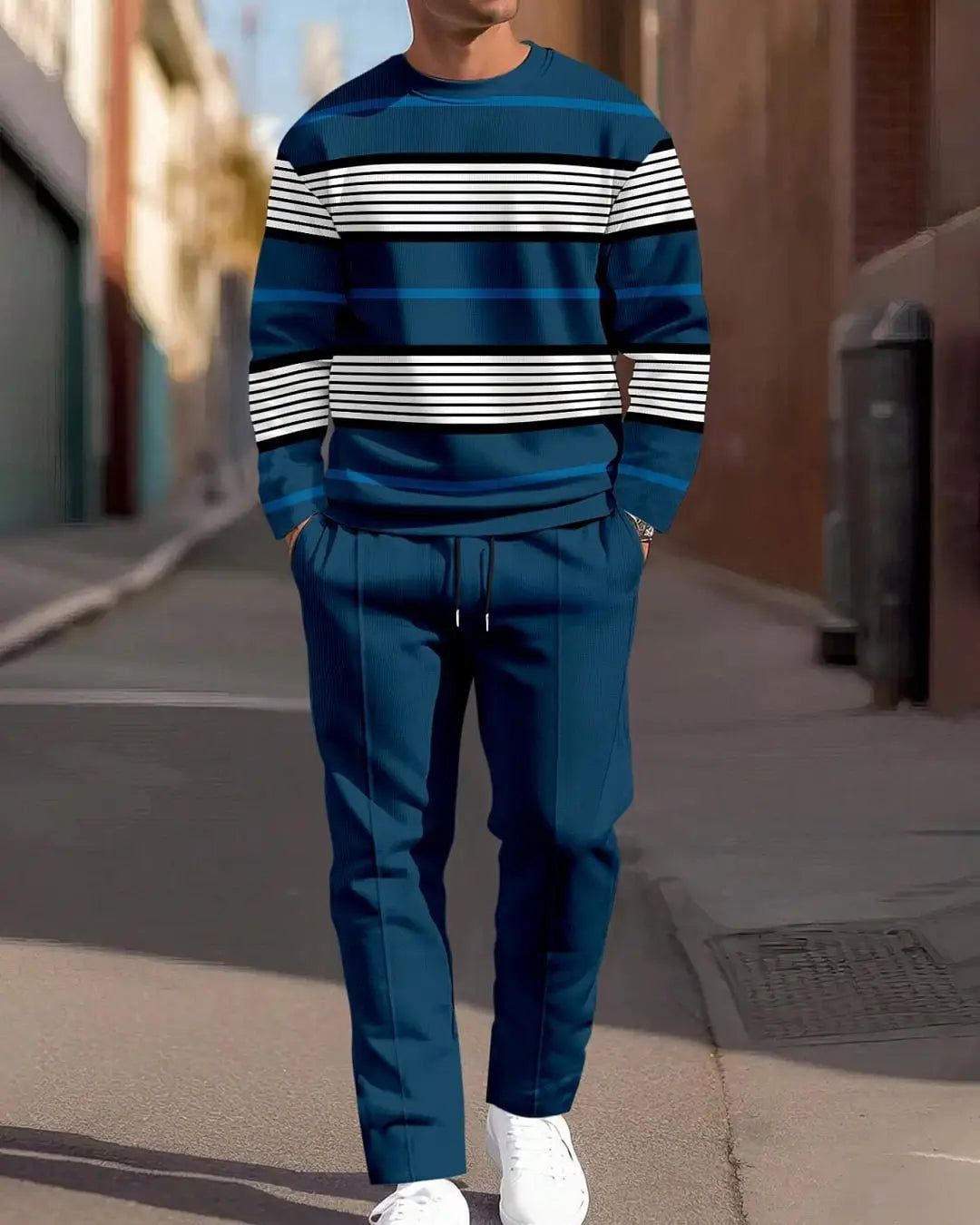 Ensemble sweat à carreaux et pantalon pour hommes, comprenant un sweat-shirt à manches longues rayé bleu et blanc, associé à un pantalon bleu marine, pour une tenue décontractée assortie.