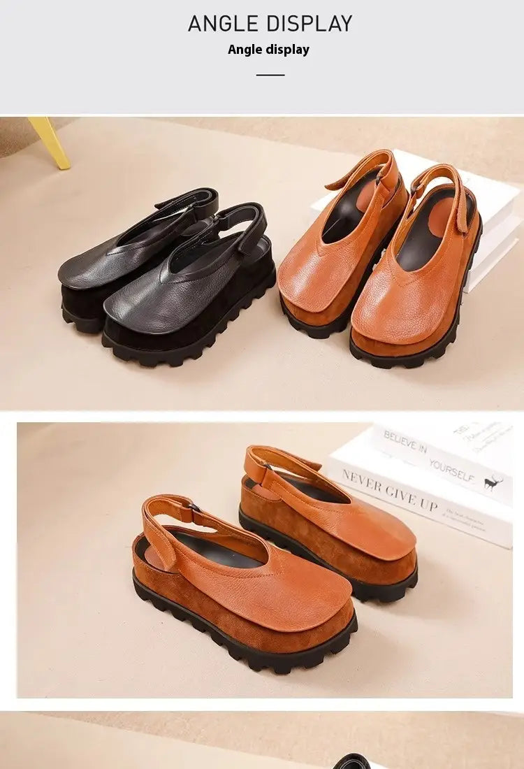Senfarbene Wildleder-Lederriemchensandalen im Mokassin-Stil mit kräftiger schwarzer Gummisohle und verstellbarem Knöchelriemen; offene Zehen und ein retro inspiriertes Design.