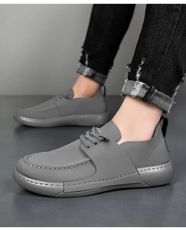 Chaussures en cuir style rétro britannique, élégance décontractée pour homme, grises, design moderne épuré et détails de couture subtils.