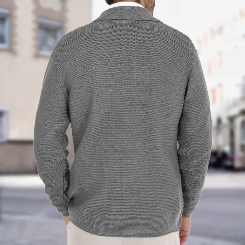 Chaqueta tipo cárdigan de doble botonadura de punto gris con textura para hombre, con cuello y mangas largas.
