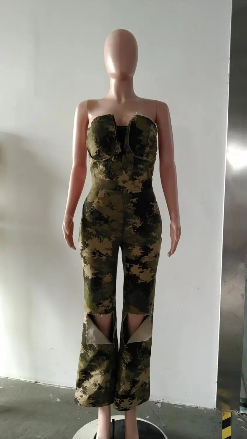 Camouflage-Aussteller-Jeansjumpsuit mit trägerlosem Design und Rissdetails am Knie in einer Grün-Camouflage-Optik.