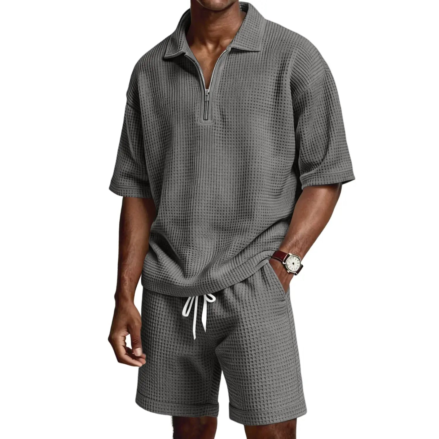 Chemise polo gris en maille nid d’abeilles, dotée d’un col à demi-zip et de manches courtes, issue de l’ensemble short polo à demi-zip en maille nid d’abeilles.