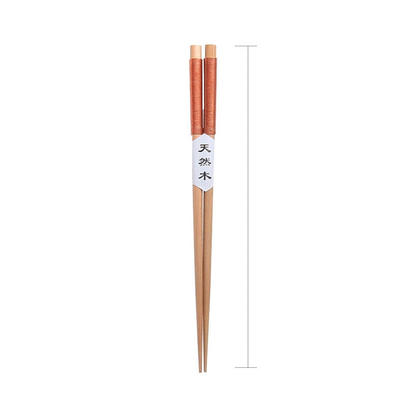 Baguettes en bois naturel avec une finition brun clair chaleureuse et des motifs gravés subtils sur les prises texturées.