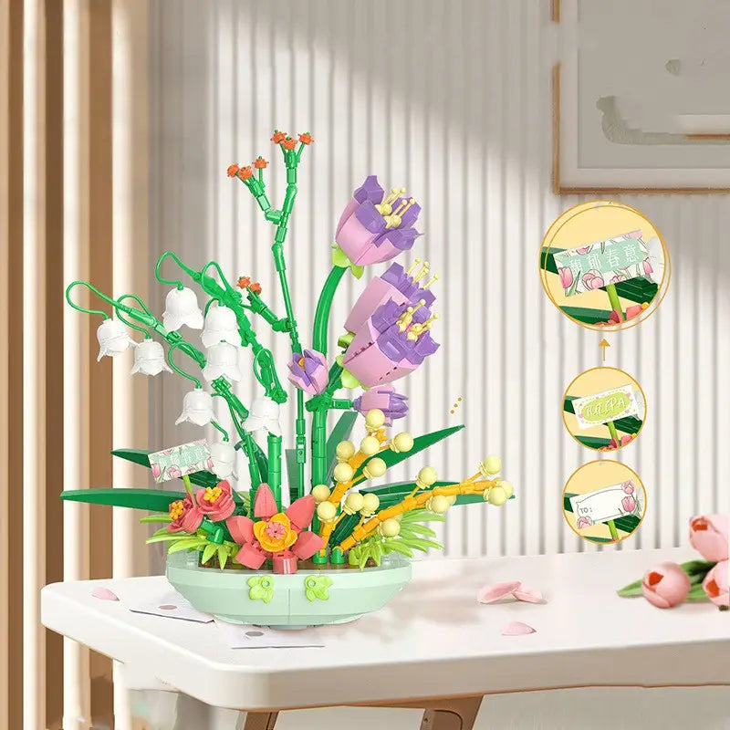 Un pot à fleurs en céramique vert pastel avec un arrangement floral complexe composé de briques en plastique colorées provenant du jeu de blocs de construction « Bouquet floral violet ».
