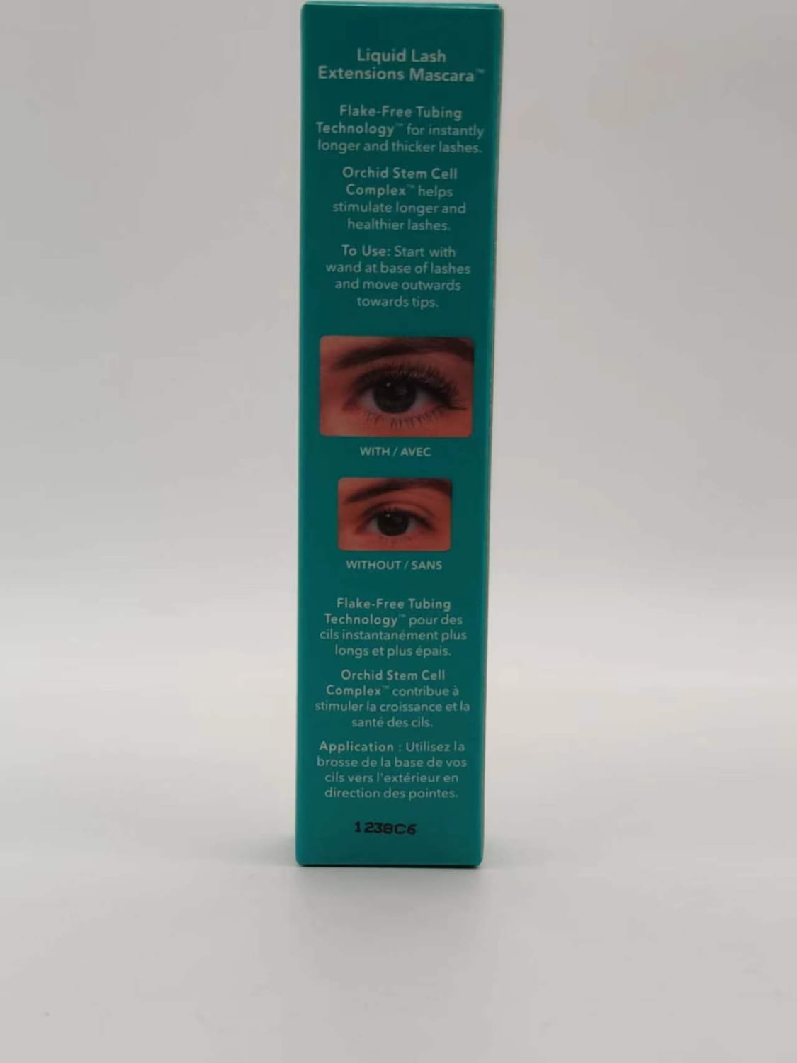 Boîte rectangulaire de couleur turquoise de mascara waterproof liquide pour extensions de cils, présentant des images des yeux sur l’emballage.