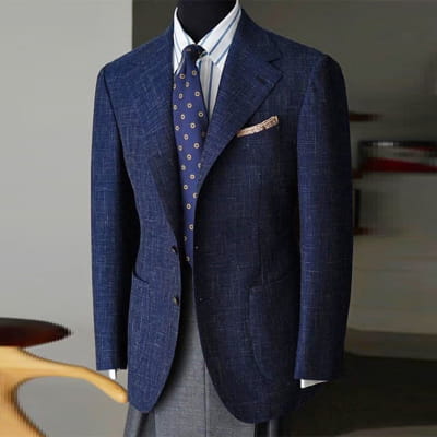 Blazer en laine bleu marine pour homme à coupe ajustée à carreaux, doté d’un motif géométrique texturé et d’un carré de poche assorti.