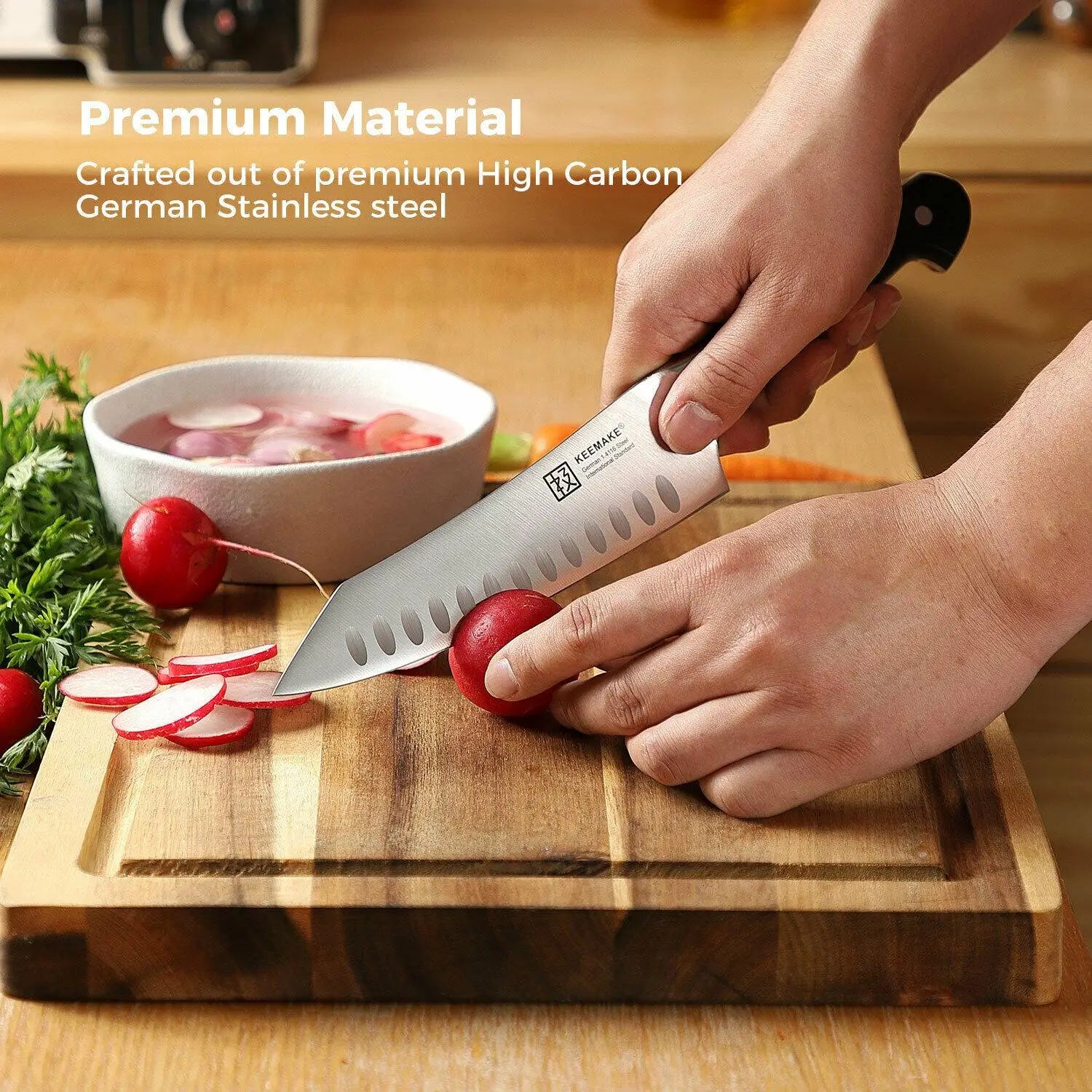 Couteau de chef élégant avec lame en acier inoxydable argentée, doté d’un manche noir et de découpes ovales, inclus dans un ensemble de couteaux de chef avec des ciseaux de cuisine en acier inoxydable.