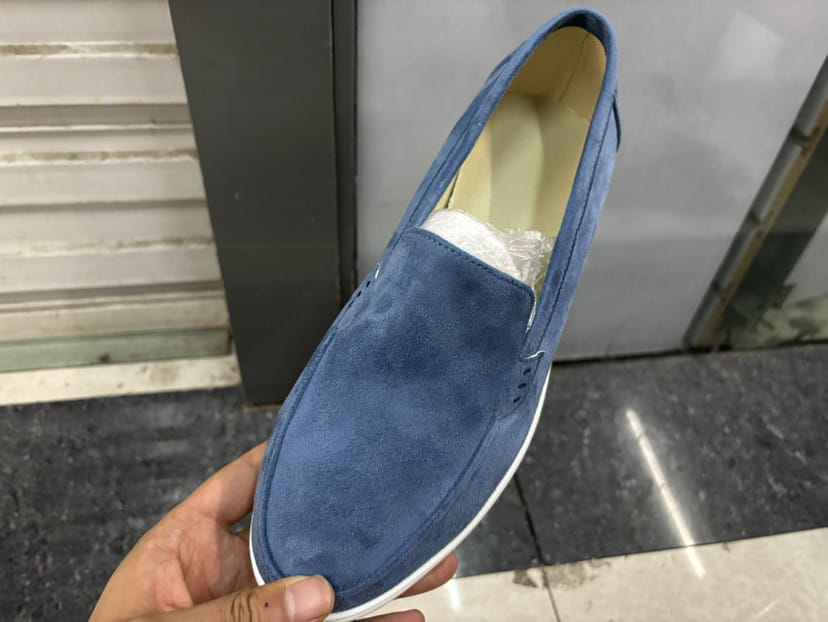 Mocasines de ante azul para hombre, tipo slip-on, con suela de goma blanca, diseñados para uso casual.