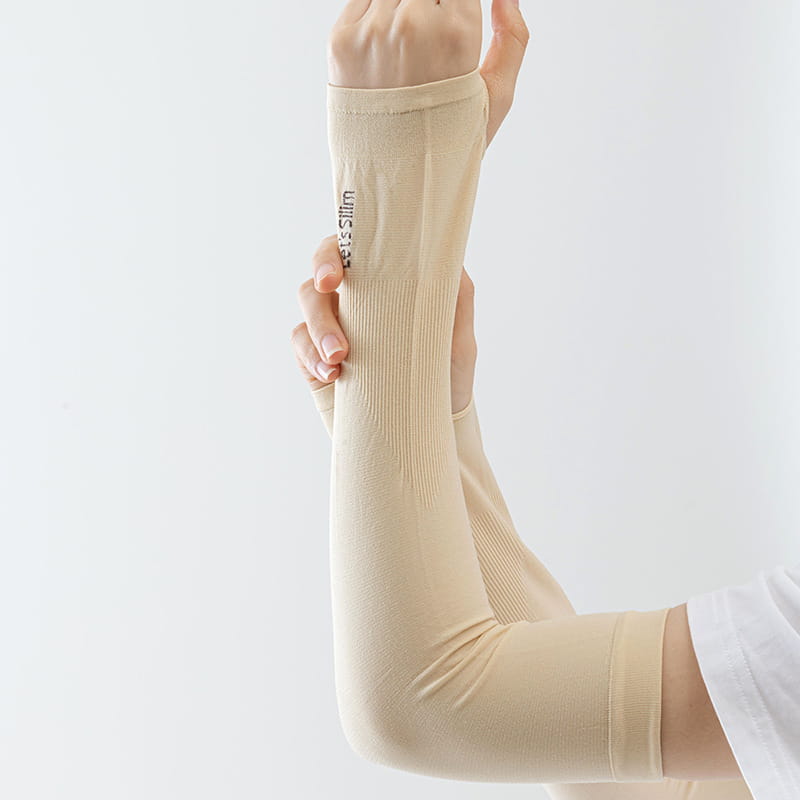 Manchon de protection solaire extensible beige, refroidissant, avec une texture côtelée et un logo de marque discret pour les sports en extérieur.