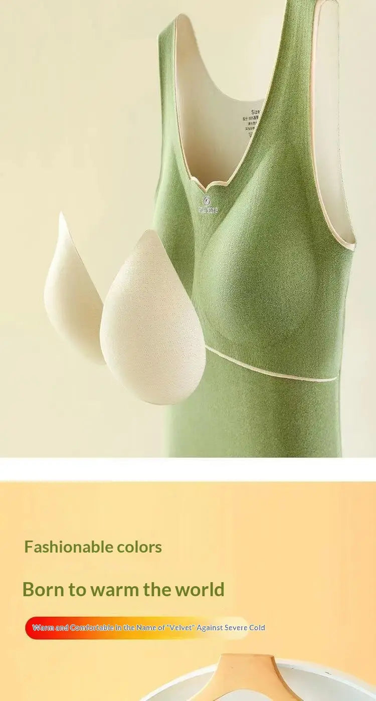 Ein weiches, salbeigrünes nahtloses Thermounterhemd im Tank-Top-Stil mit in die Dermlin-Stoffverarbeitung integrierter Büste und weißem Innenfutter für unterstützenden Komfort.
