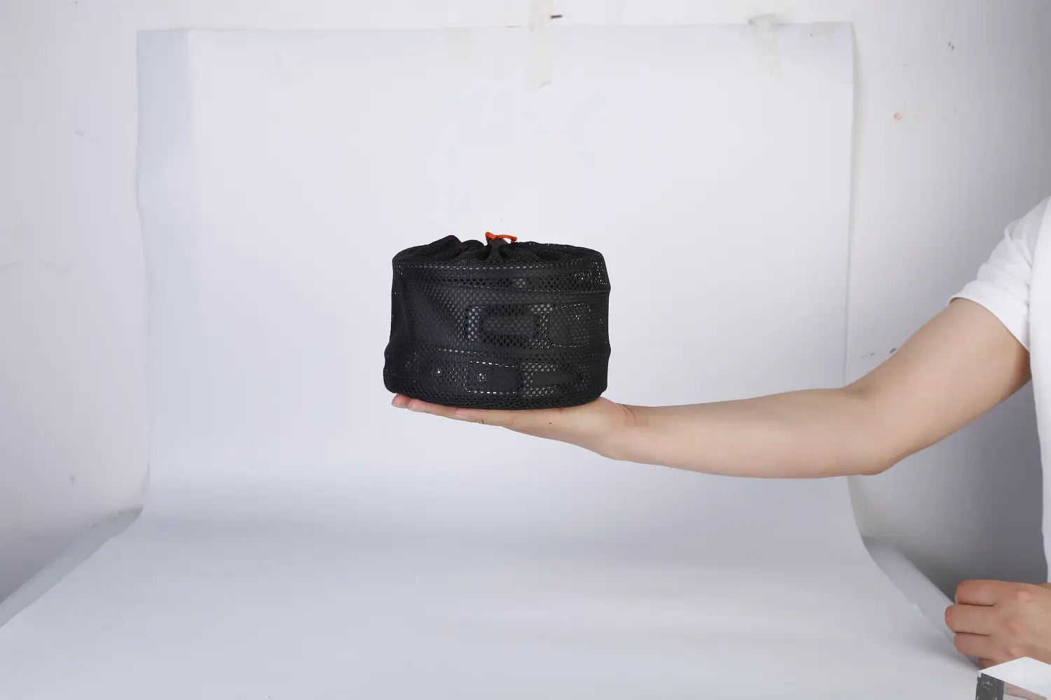 Bolsa de cordón de malla negra con cordón naranja, diseñada para el set de utensilios de camping de 12 piezas: olla, sartén y caldera de aluminio.