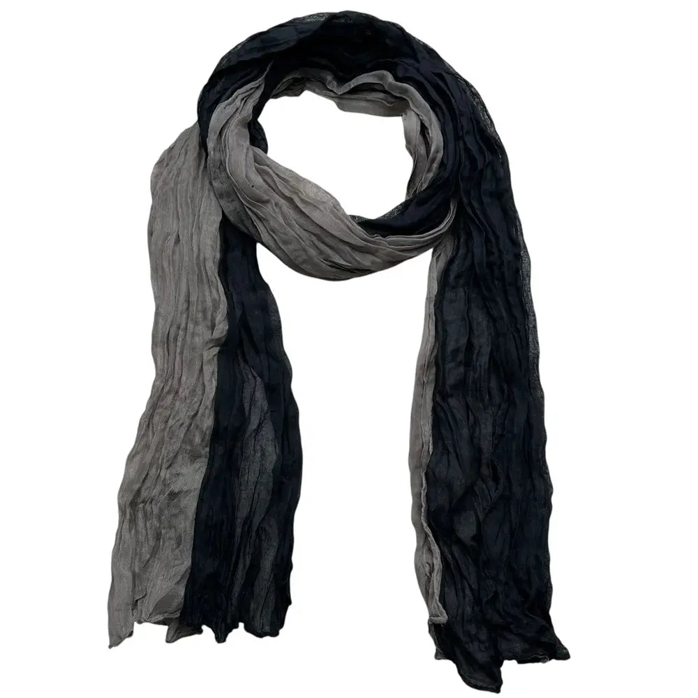 Una bufanda de color gris negro con textura suave, con un degradado de negro a gris.
