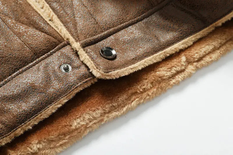 Veste en denim doublée de polaire d’hiver pour homme, en peau de mouton, marron, avec un intérieur beige moelleux et des boutons pression à l’aspect argenté.