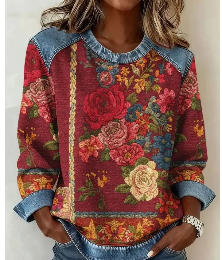 Sweat-shirt d’accent en denim à paillettes rouges éclatant, présentant un imprimé floral sur un haut à manches longues, avec des épaules et des poignets de manches en denim.