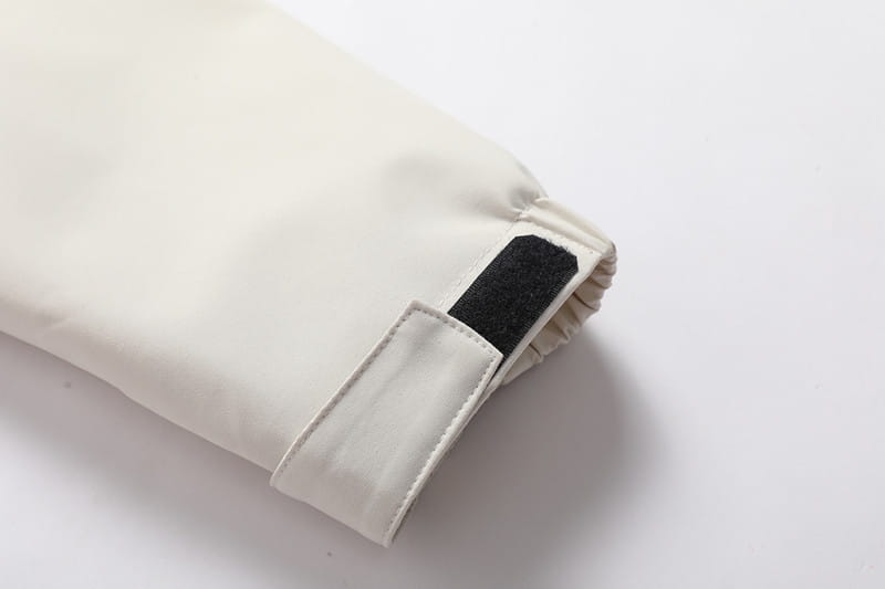 Herren-Wasserabweisender Trenchcoat mit Kapuze, cremefarbener, glatter Nylonärmel mit schwarzem Klettlaschenverschluss für eine verstellbare Manschette