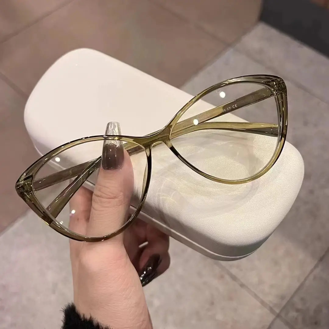 Lunettes de soleil rétro œil-de-chat UV380 légères pour la mode, avec des lunettes œil-de-chat à teinte olive et une monture brillante translucide.