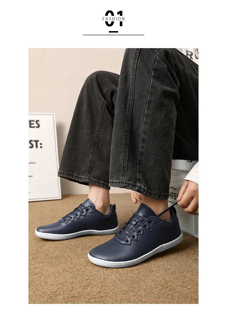 Dunkelblaue Leder-Outdoor-Sneaker mit weißen Gummisohlen und Schnürsenkeln, entworfen als minimalistische Freizeitschuhe.