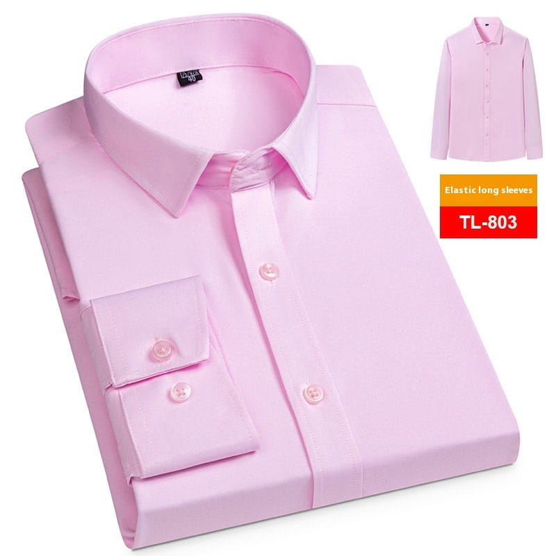 Ein softes rosafarbenes Herren Business-Casual Stretch-Kleidhemd mit langen Ärmeln, klassischem Kragen und geknöpften Manschetten.