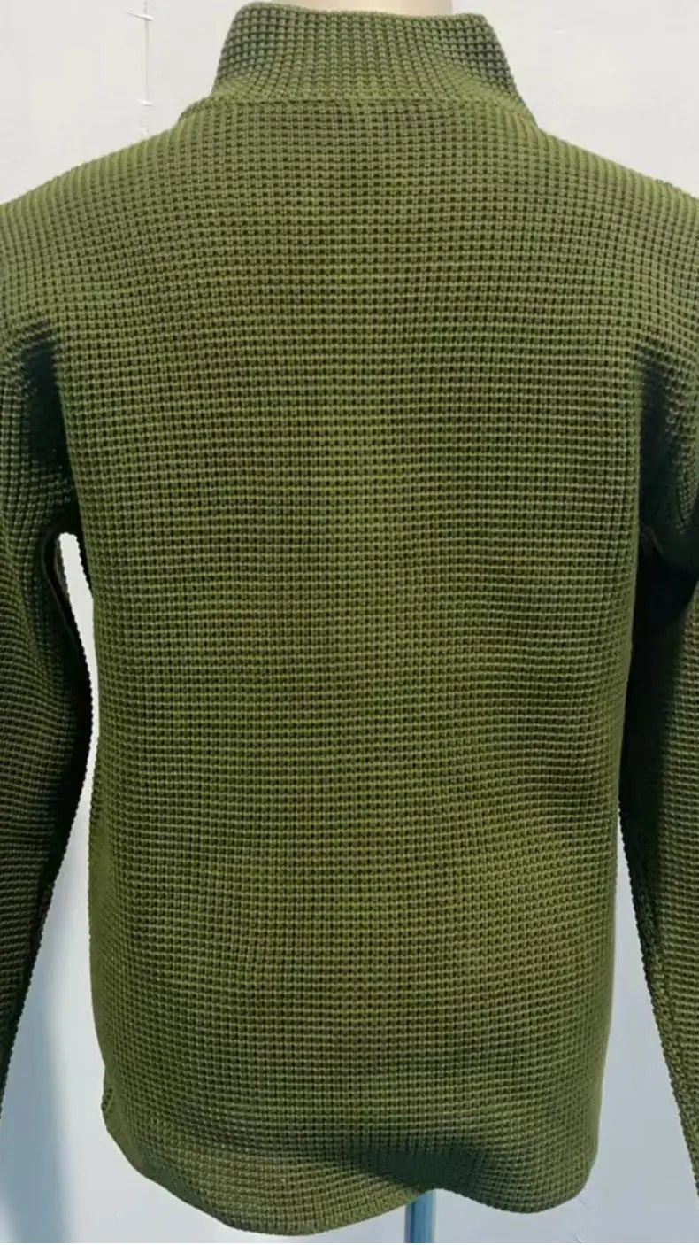 Pull-over en cardigan tricoté pour homme à col montant, en tissu vert olive gaufré, avec motif texturé de type grille.
