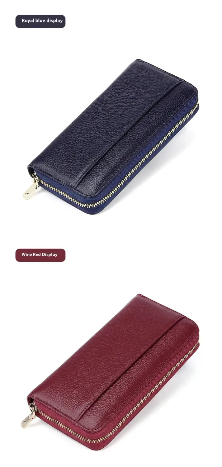 Portefeuille pour femme en cuir texturé noir à fermeture éclair sur tout le pourtour présenté à côté d’autres portefeuilles en cuir à fermeture éclair sur tout le pourtour en bleu royal et en rouge vin, aux surfaces texturées et aux fermetures éclair argentées